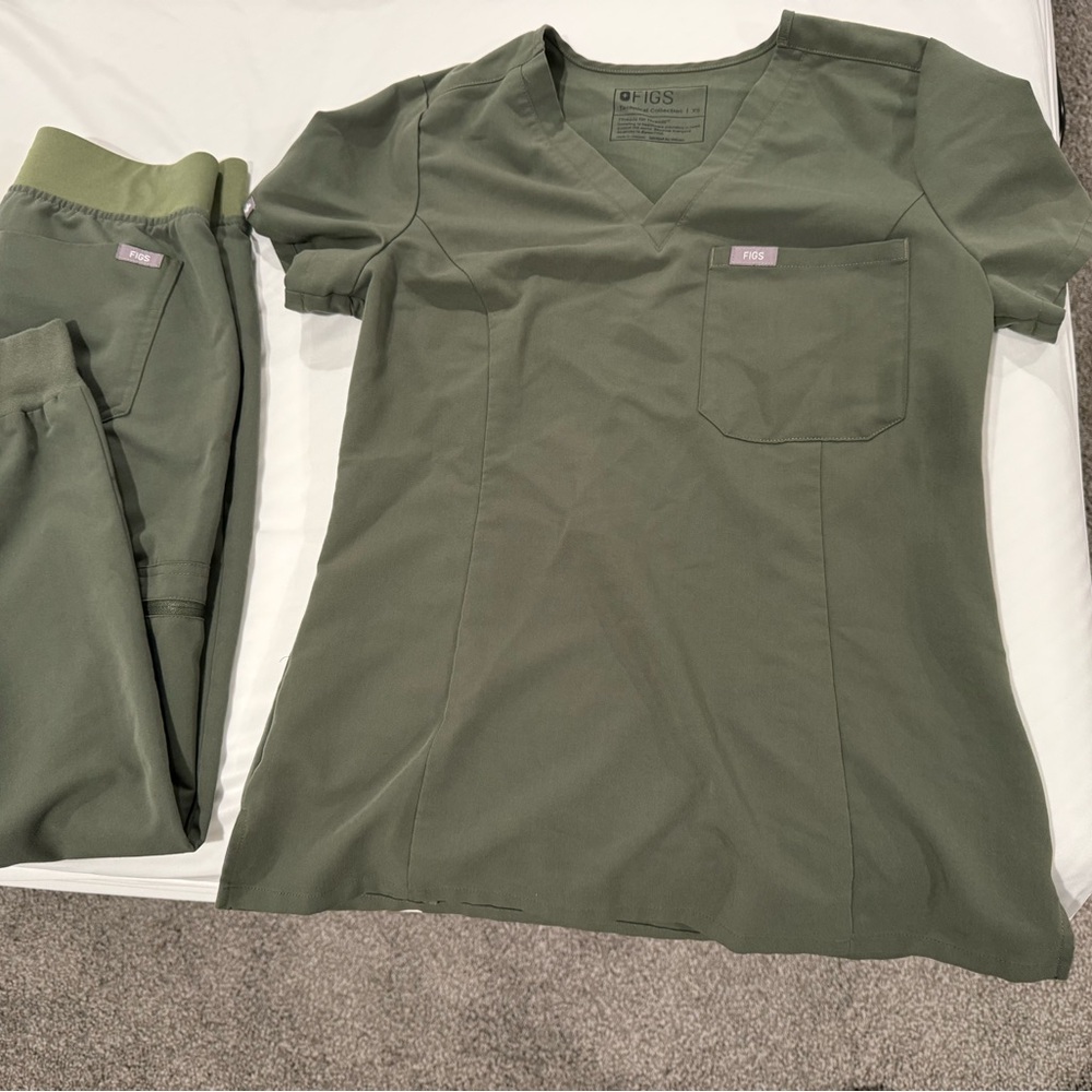 FIGS Hunter Green Medical Scrub Set